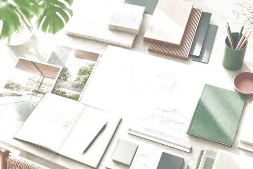 Amostras de materiais, croquis e paleta de projeto sobre a mesa