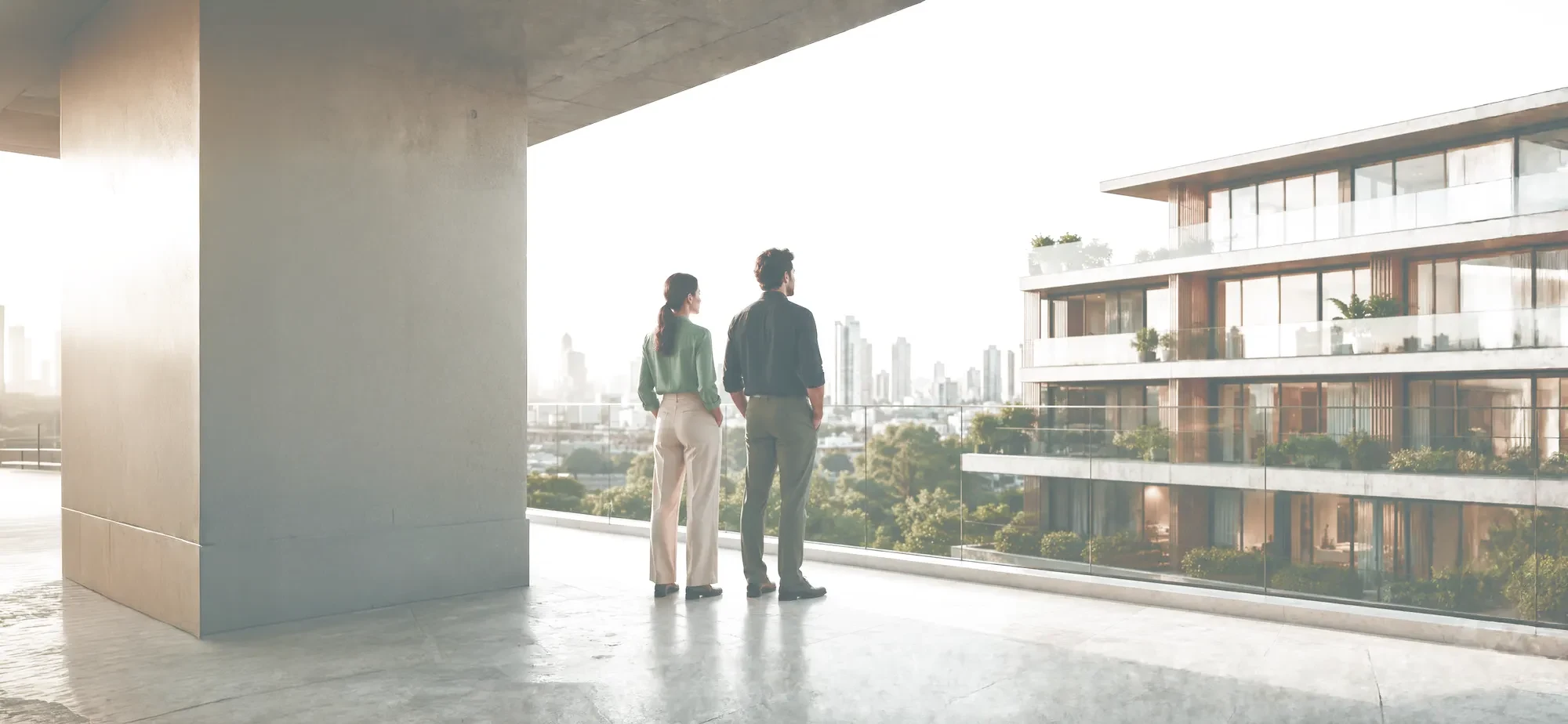 Casal diante de um edifício contemporâneo ao entardecer
